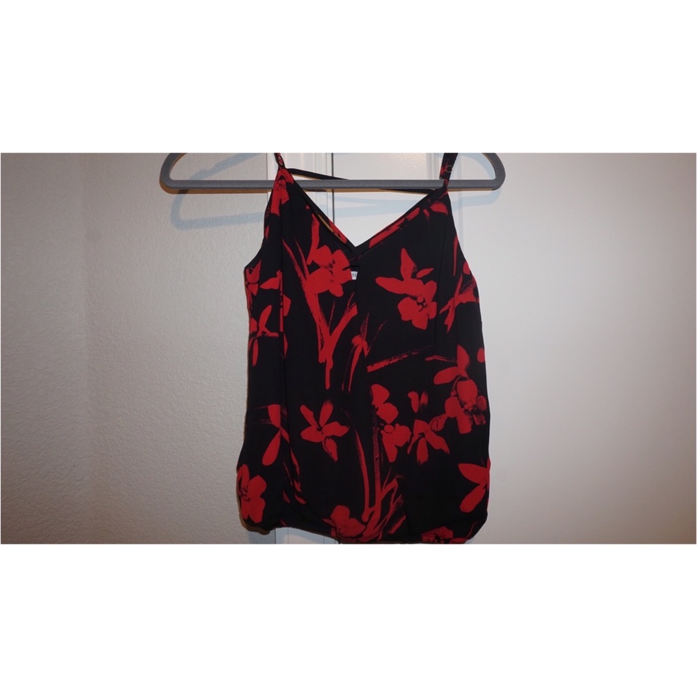 Black red floral guess top